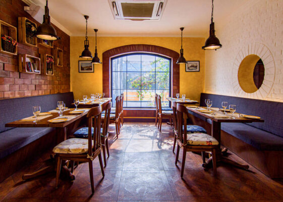 Sắp Xếp Hài Hòa Về Màu Sắc, Ánh Sáng Và Nội Thất