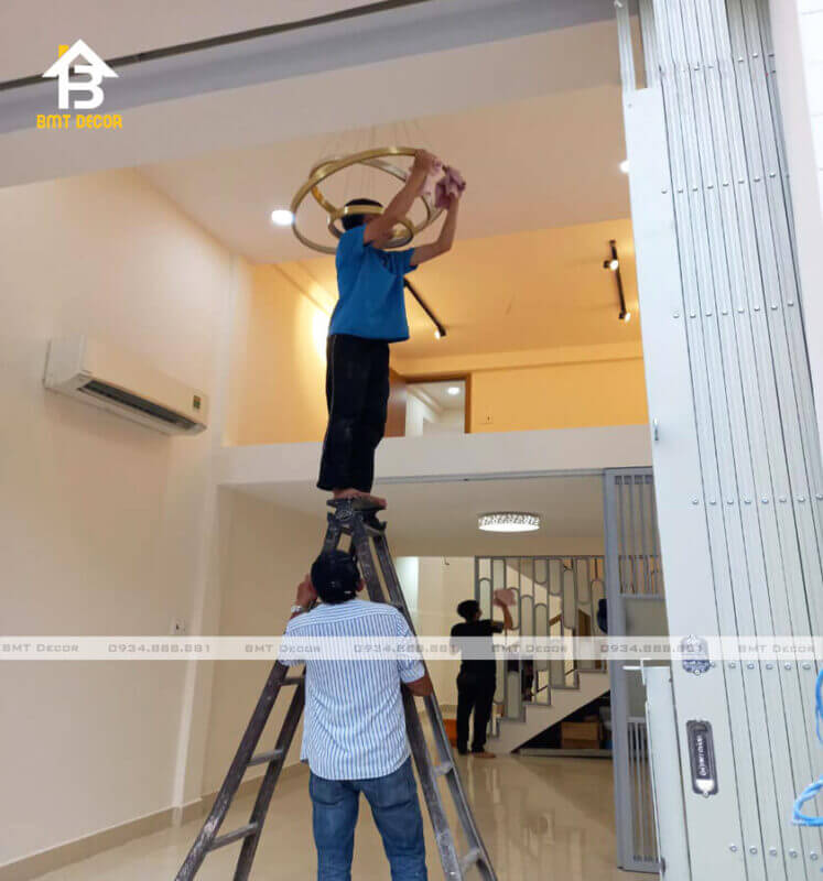 Đội thợ d&agrave;y dặn kinh nghiệm đang thi c&ocirc;ng sửa nh&agrave; trọn g&oacute;i tại khu vực Quận 3